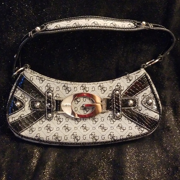 Guess Handbags - Guess purse NWOT Guess Handbags - Guess purse NWOT